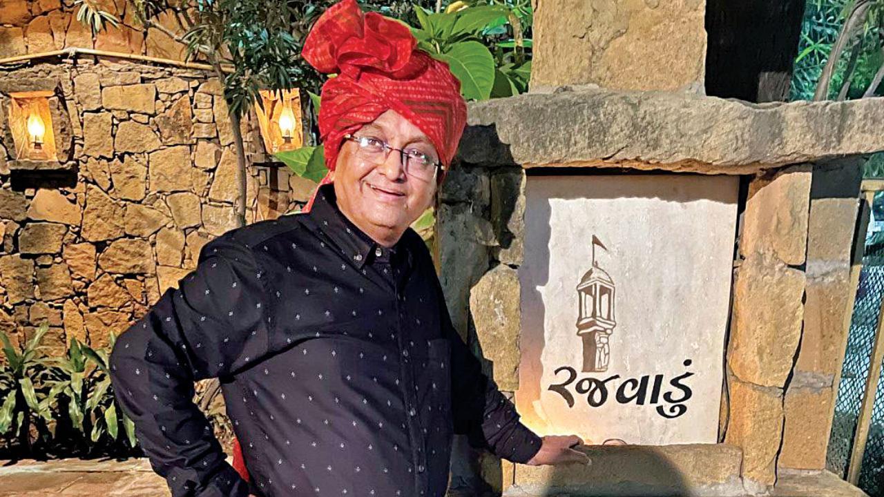 સંજય ગોરડિયા અમદાવાદ ના રજવાડું હોટેલ ની મુલાકાતે